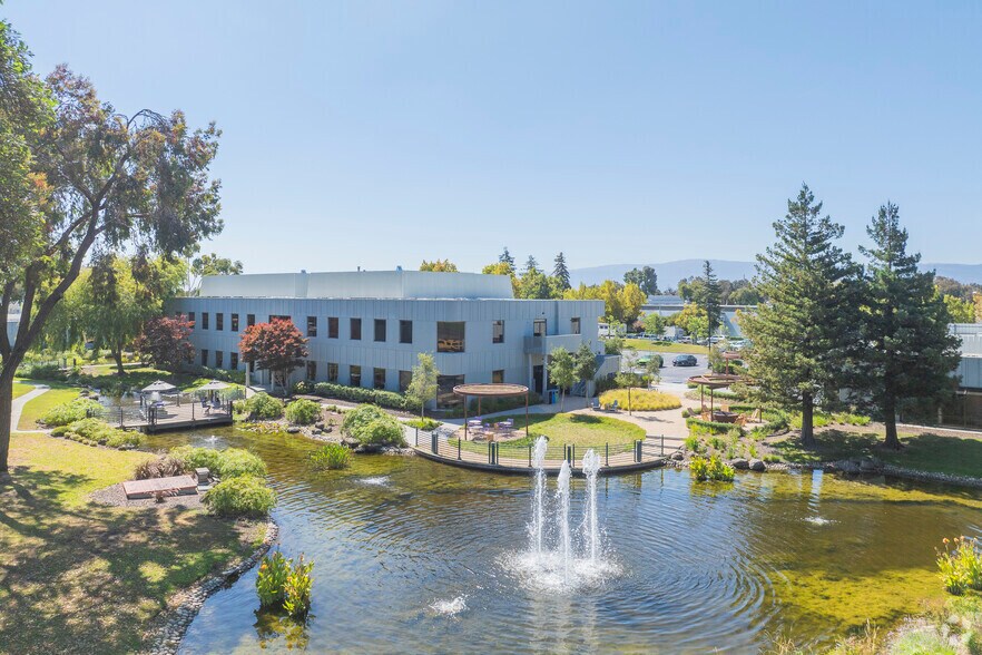 2445 Faber Pl, Palo Alto, CA à louer - Photo de l’immeuble – Image 3 sur 13