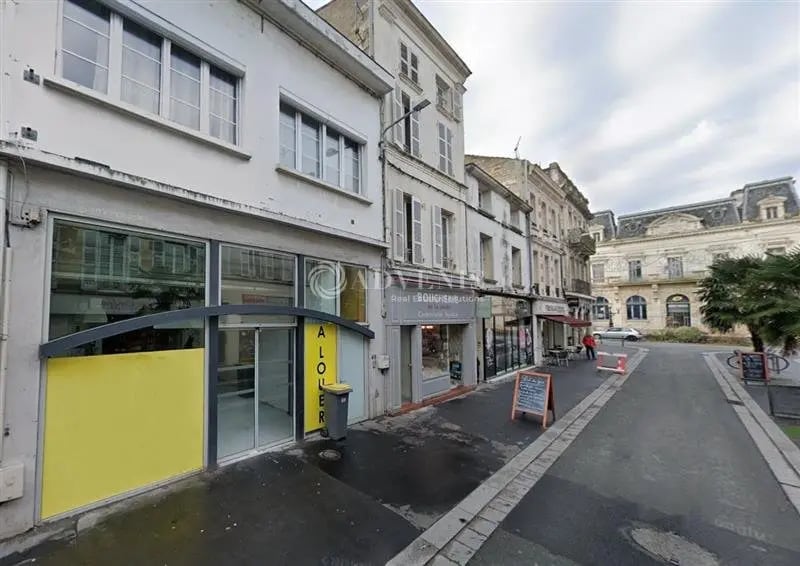Local commercial dans Rochefort à louer Photo de l’immeuble– Image 1 sur 2