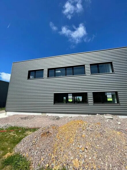Local d’activités dans Saint-André-sur-Orne à louer - Photo de l’immeuble – Image 1 sur 6