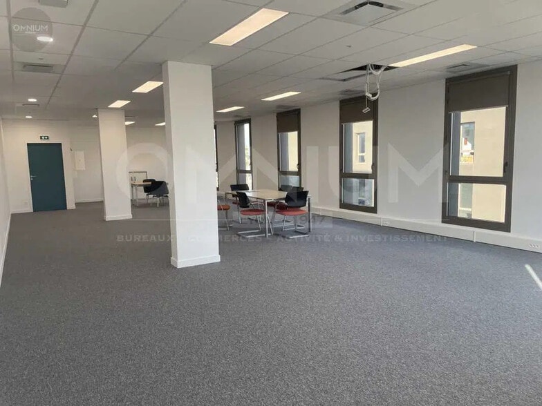 Bureau dans Décines-Charpieu à vendre - Photo de l’immeuble – Image 2 sur 13