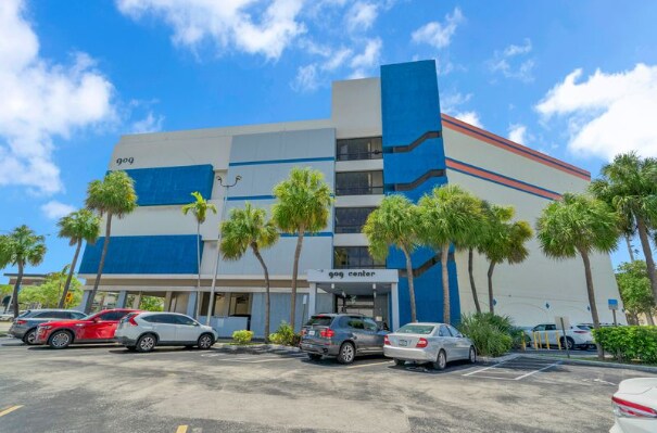 909 NE 163rd St, North Miami Beach, FL à vendre Photo principale– Image 1 sur 25