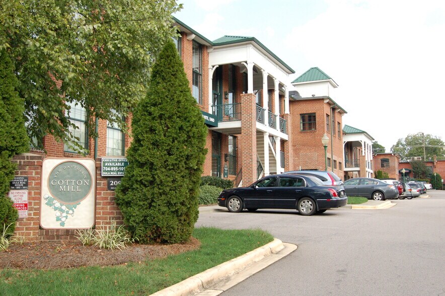 209 Delburg St, Davidson, NC à louer - Photo principale – Image 1 sur 2