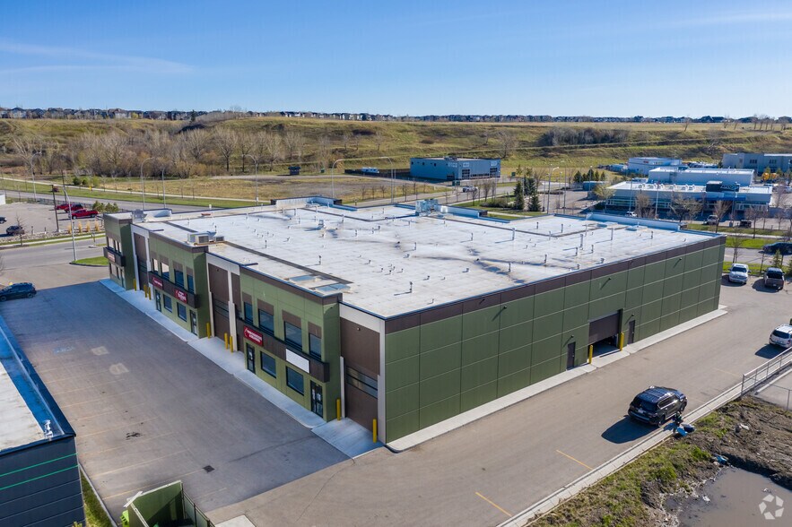 220 Stockton Av, Okotoks, AB à louer - Photo de l’immeuble – Image 3 sur 7