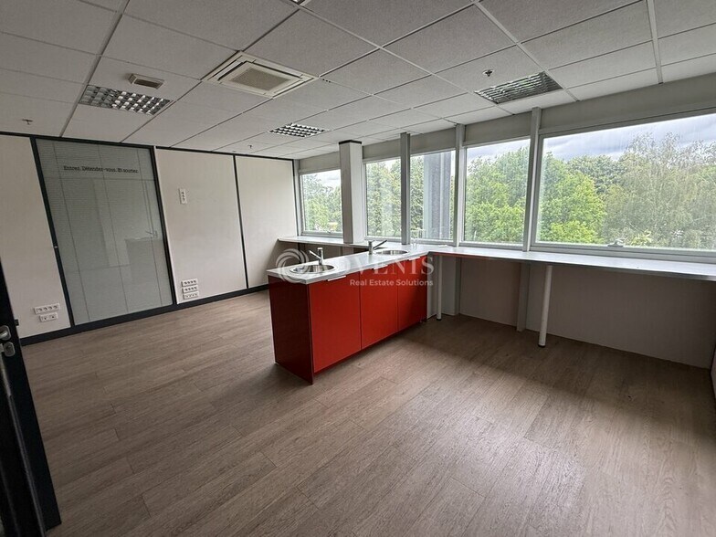 Bureau dans Croissy-Beaubourg à louer - Photo intérieure – Image 2 sur 9