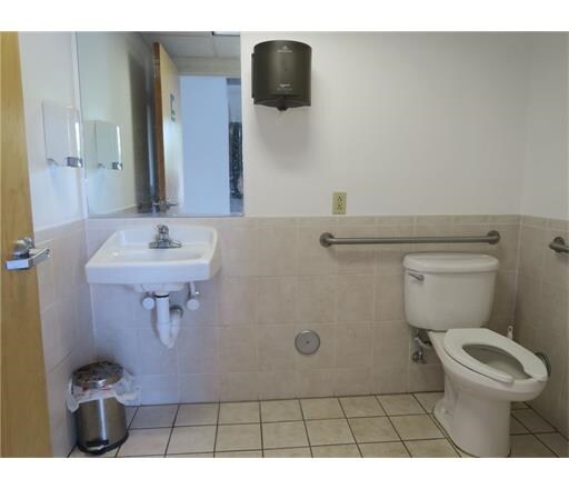 225 Bridge St, Metuchen, NJ à louer - Photo de l’immeuble – Image 3 sur 21
