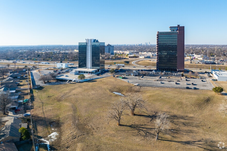 5800 E Skelly Dr, Tulsa, OK à louer - Aérien – Image 2 sur 4