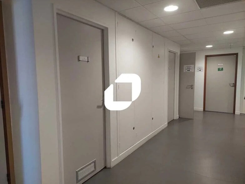 Bureau dans Montigny-le-Bretonneux à vendre - Photo de l’immeuble – Image 3 sur 10