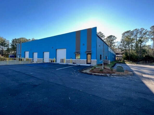 Industrial net leased park portefeuille de 3 biens à vendre sur LoopNet.fr - Photo principale – Image 1 sur 6