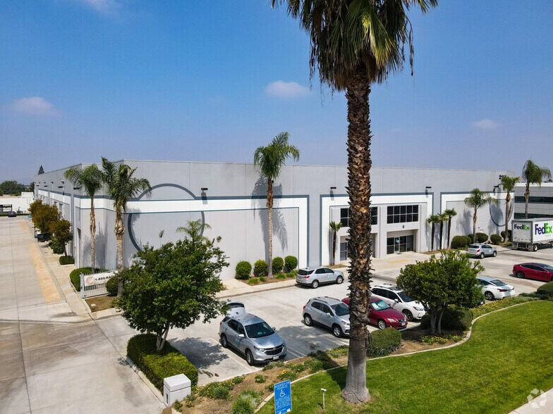 2111 Iowa Ave, Riverside, CA à louer - Photo de l’immeuble – Image 2 sur 4