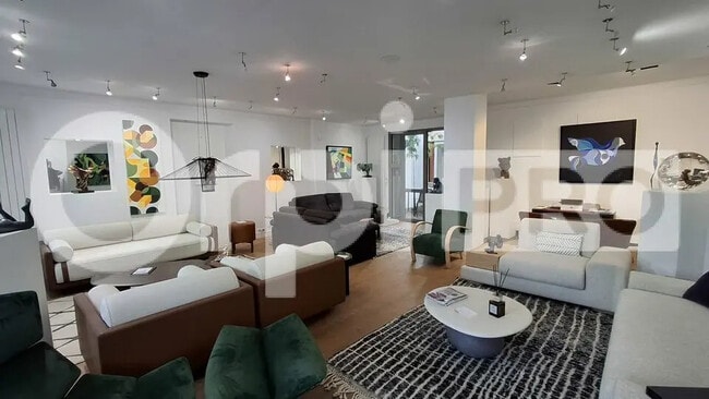 Plus de détails pour Local commercial à louer