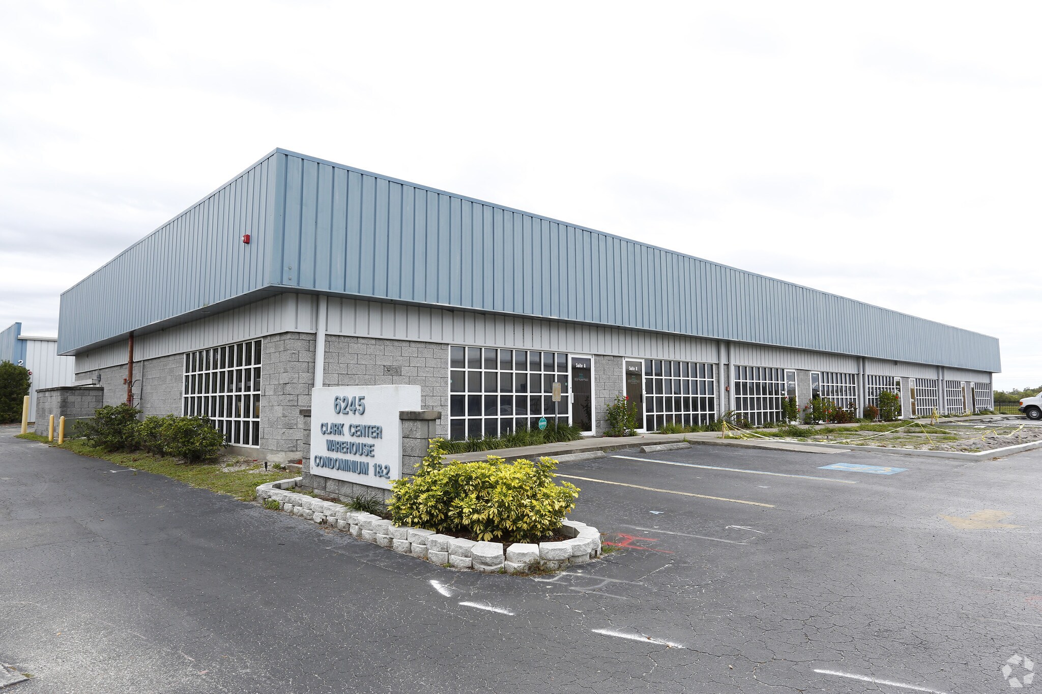 6245 Clark Center Ave, Sarasota, FL à louer Photo principale– Image 1 sur 2