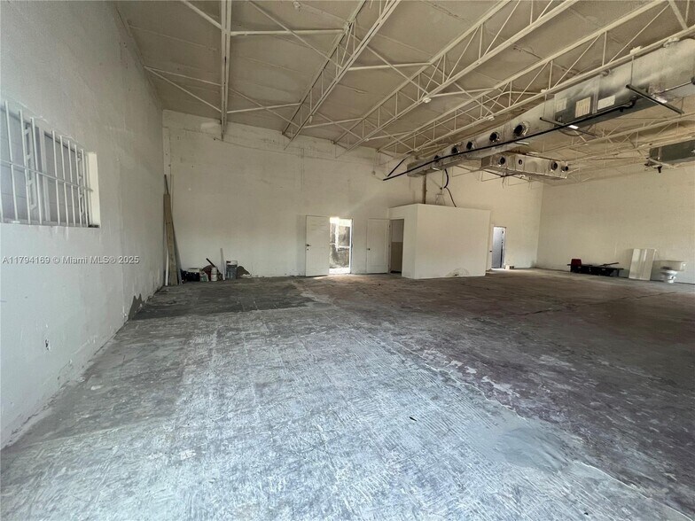 1325 E 10th Ave, Hialeah, FL à louer - Photo de l’immeuble – Image 2 sur 25