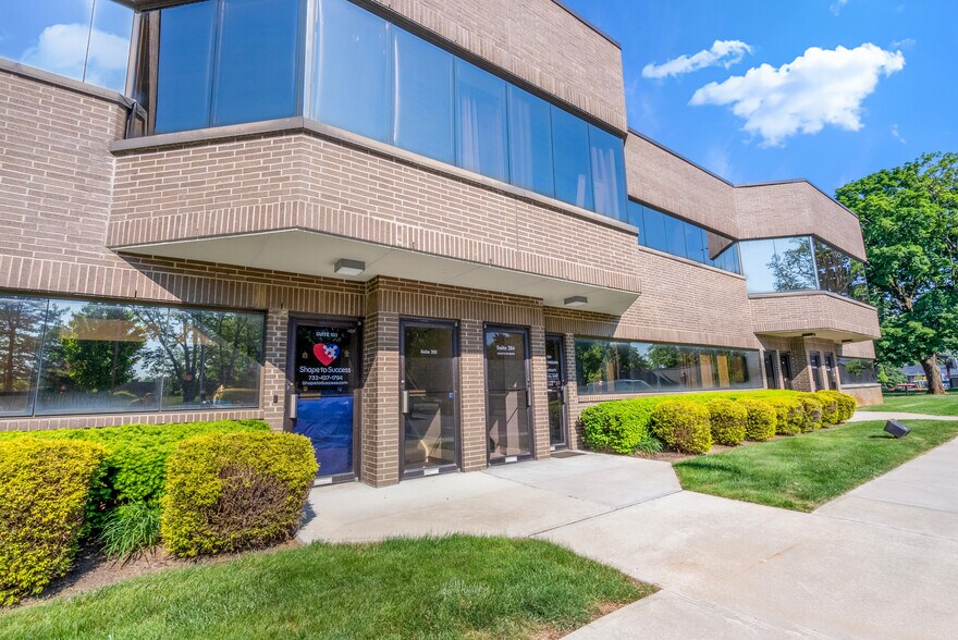 2 Hartford Dr, Tinton Falls, NJ à vendre - Photo de l’immeuble – Image 2 sur 22