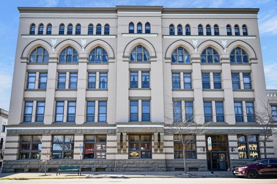 157 W 3rd St, Winona, MN à vendre - Photo de l’immeuble – Image 1 sur 26