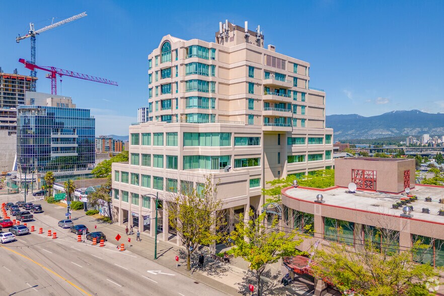 1355-1371 W Broadway, Vancouver, BC à louer - Photo de l’immeuble – Image 2 sur 11