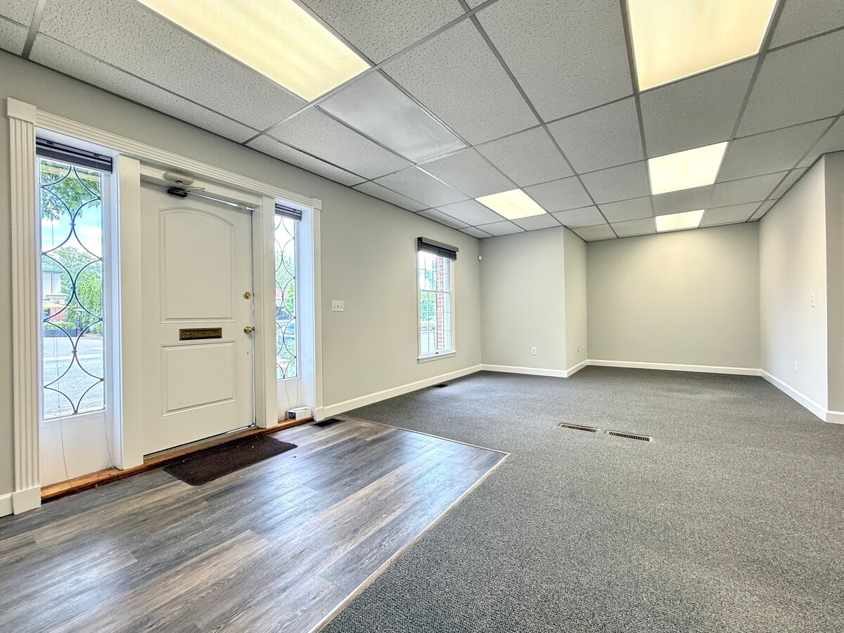 43 Pine St, New Canaan, CT 06840 - Lot 4 -  - Photo intérieure - Image 1 of 13