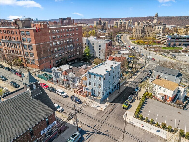 97 Waverly St, Yonkers, NY à vendre - Photo de l’immeuble – Image 2 sur 4