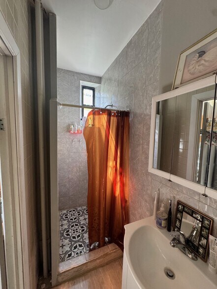 1728 Greene Ave, Ridgewood, NY à vendre - Photo intérieure – Image 2 sur 7