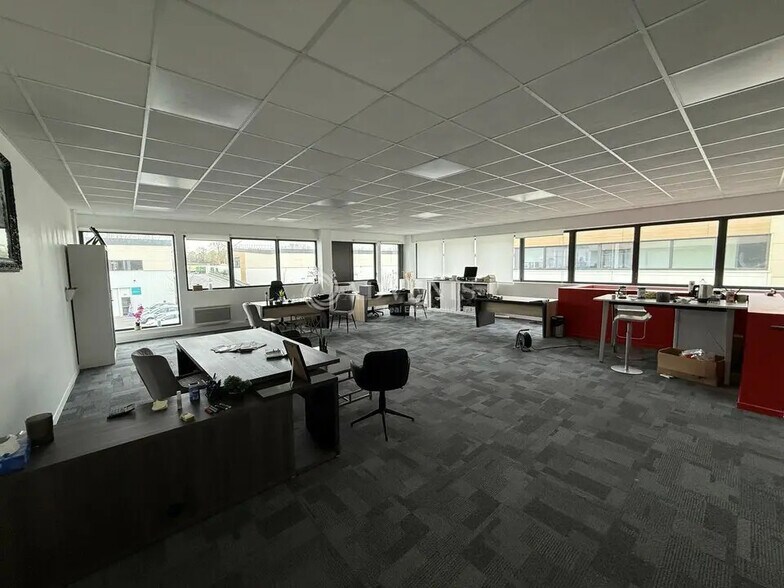 Local d’activités dans Bussy-Saint-Georges à louer - Photo de l’immeuble – Image 3 sur 5