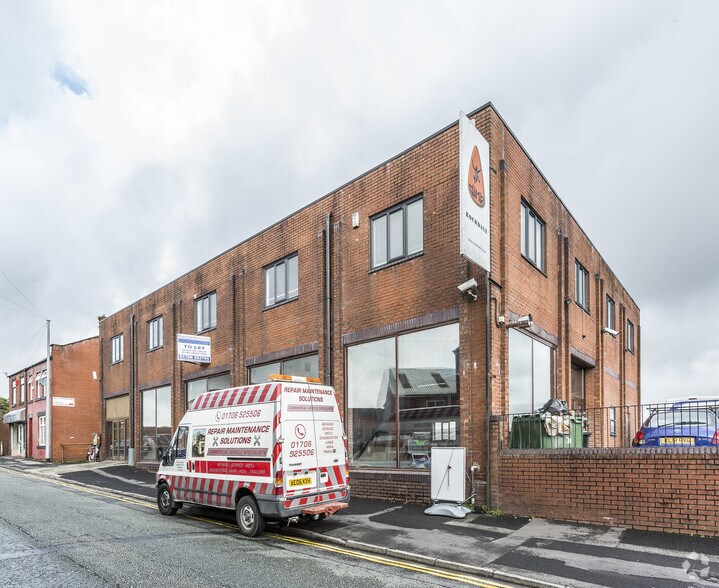 11-31 School Ln, Rochdale à louer - Photo de l’immeuble – Image 3 sur 4