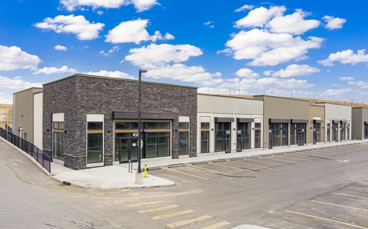 11877 Sarcee Trail NW, Calgary, AB à louer Photo de l’immeuble– Image 1 sur 1