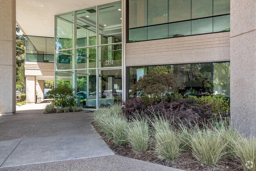2151 River Plaza Dr, Sacramento, CA à louer - Photo de l’immeuble – Image 3 sur 11