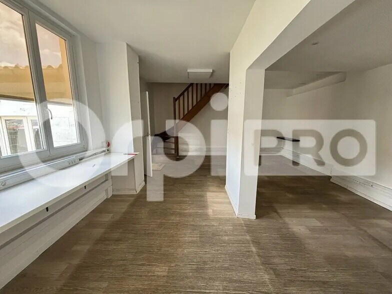 Local d'activités dans Compiègne à vendre - Photo de l’immeuble – Image 3 sur 10