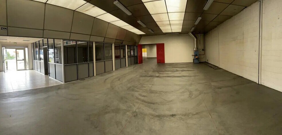 Local d’activités dans Saint-Étienne-du-Rouvray à louer - Photo de l’immeuble – Image 3 sur 7