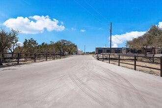 451 Farrell Rd, Dripping Springs, TX à louer Photo de l’immeuble– Image 2 sur 24