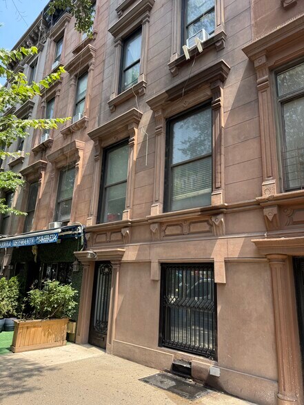 239 E 116th St, New York, NY à vendre - Photo de l’immeuble – Image 1 sur 12