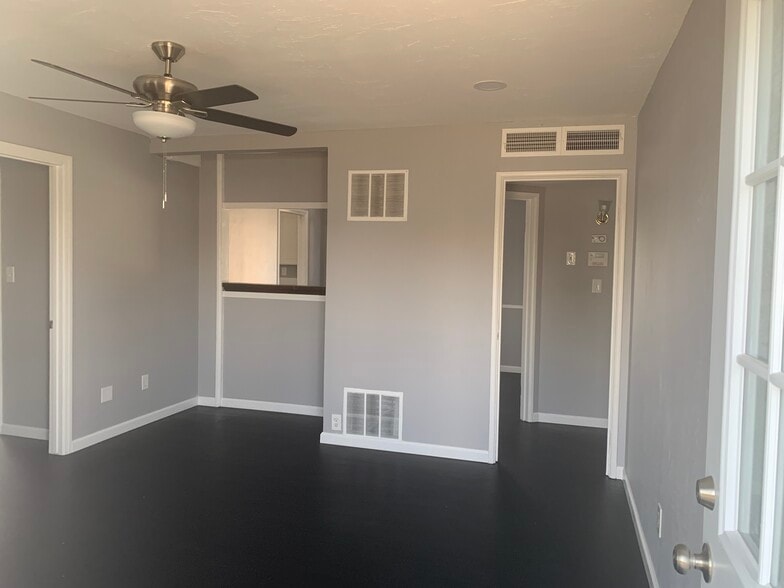 3917 Stockdale Hwy, Bakersfield, CA à vendre - Photo intérieure – Image 3 sur 23