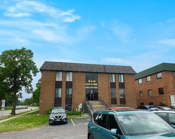 701 E Irving Park Rd, Roselle, IL à louer - Photo de l’immeuble – Image 2 sur 28