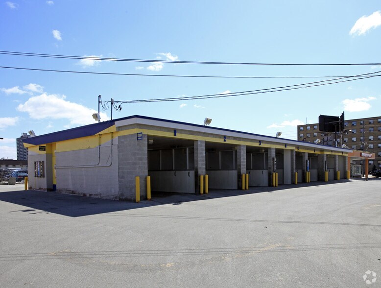 5 Milvan Dr, Toronto, ON à louer - Photo de l’immeuble – Image 2 sur 2
