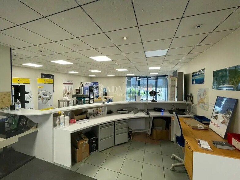 Local d'activités dans Fleury-les-Aubrais à vendre - Photo de l’immeuble – Image 2 sur 12