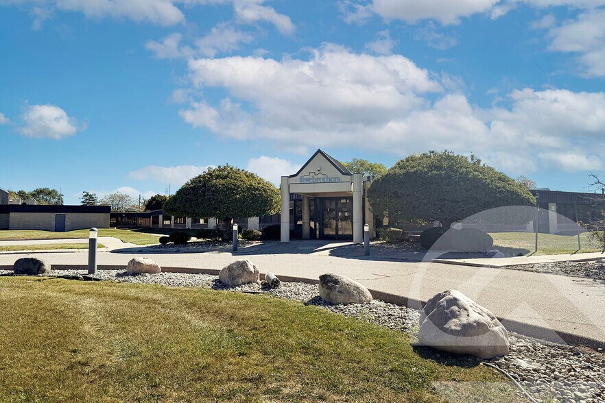 12220 E 13 Mile Rd, Warren, MI à vendre - Photo principale – Image 1 sur 2