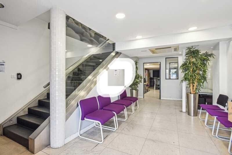 Local commercial dans Paris à louer Hall d’entrée– Image 1 sur 15