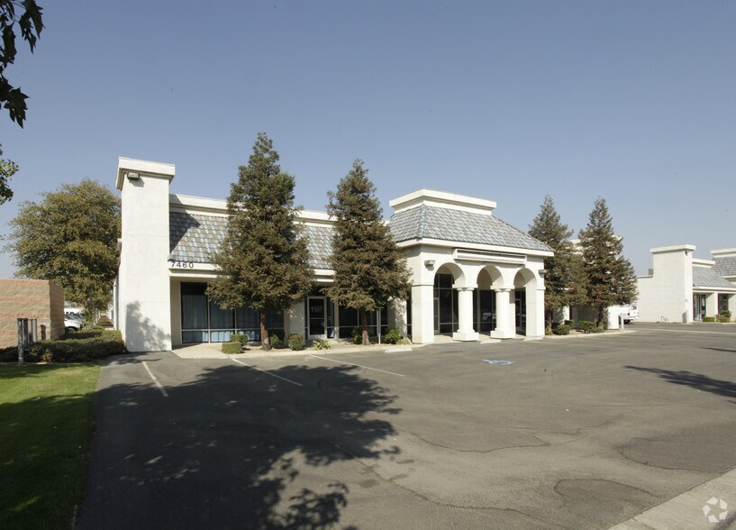 7460 District Blvd, Bakersfield, CA à louer - Photo de l’immeuble – Image 3 sur 6