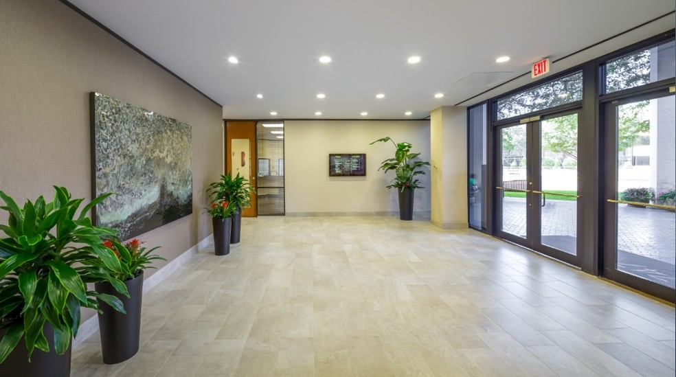 4747 Bellaire Blvd, Bellaire, TX à louer - Hall d’entrée – Image 2 sur 6