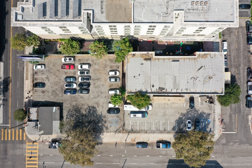 Owner-User Compound with Parking Lot portefeuille de 2 biens à vendre sur LoopNet.fr - Photo de l’immeuble – Image 2 sur 13
