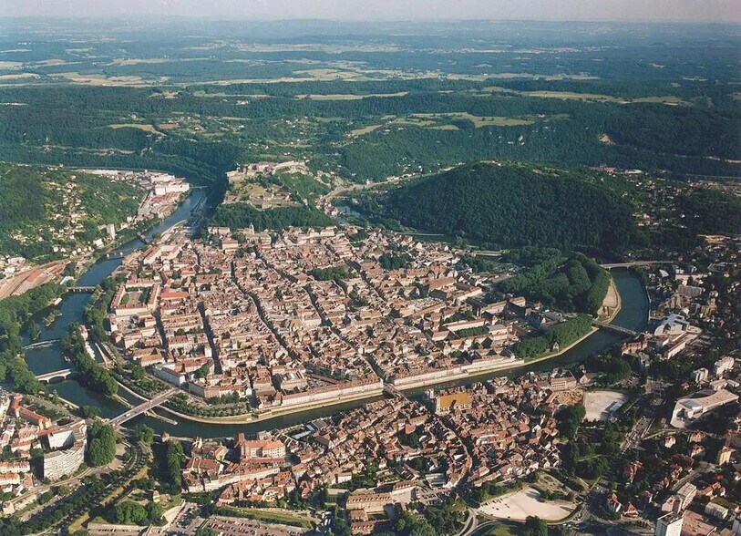 Local commercial dans Besançon à louer - Photo de l’immeuble – Image 1 sur 2