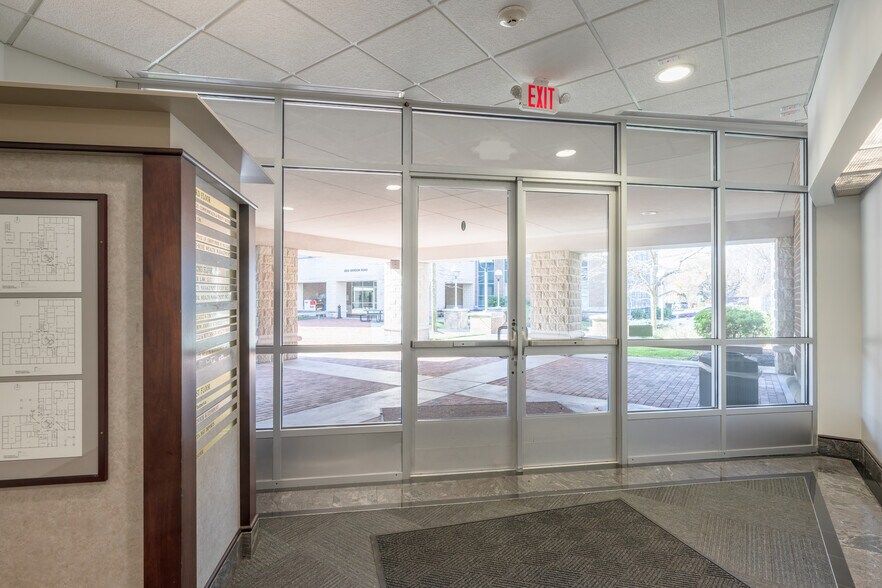 1300 Division Rd, West Warwick, RI à louer - Hall d’entrée – Image 2 sur 12
