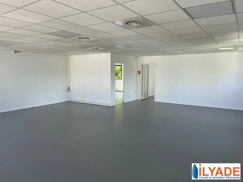 Bureau dans Bouc-Bel-Air à louer - Photo de l’immeuble – Image 3 sur 5