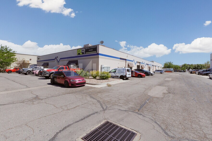 1901 W 2425 S, Woods Cross, UT à louer - Photo de l’immeuble – Image 2 sur 6