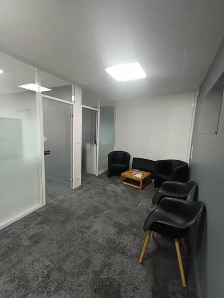 Bureau dans Saint-Contest à louer - Photo intérieure – Image 3 sur 7