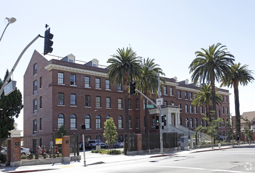 2647 International Blvd, Oakland, CA à louer - Photo de l’immeuble – Image 2 sur 4