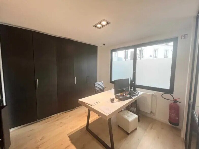 Immeuble residentiel dans Paris à vendre - Photo intérieure – Image 3 sur 6