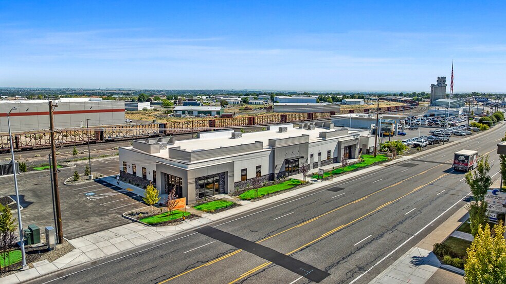 7034 W Clearwater Ave, Kennewick, WA à louer - Photo de l’immeuble – Image 2 sur 15