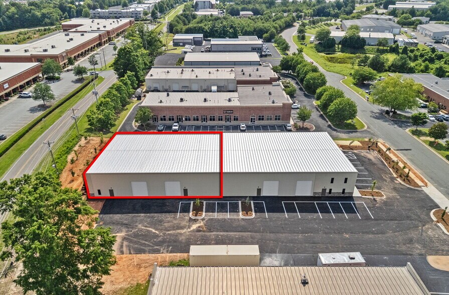 115 Overhill Dr, Mooresville, NC à louer - Photo de l’immeuble – Image 2 sur 13
