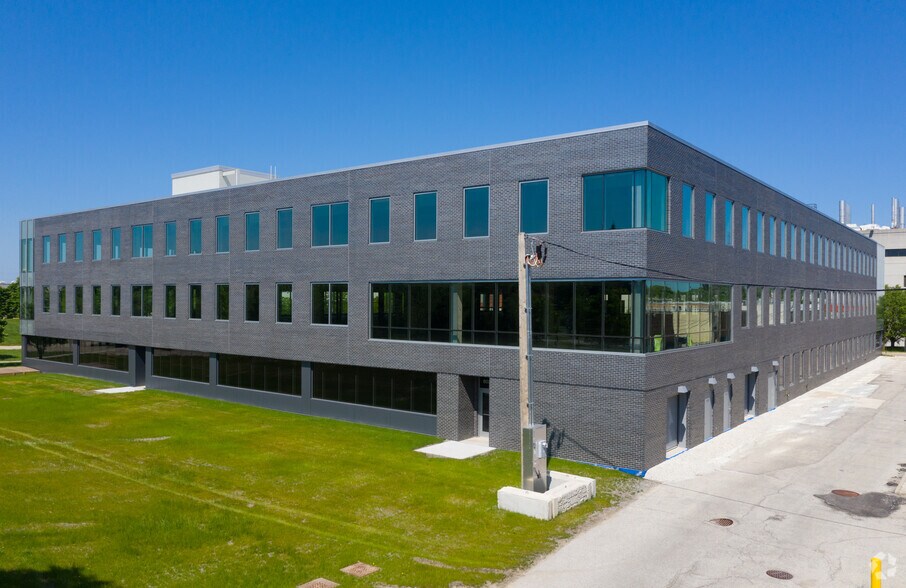 8030 Lamon Ave, Skokie, IL à louer - Photo de l’immeuble – Image 2 sur 2