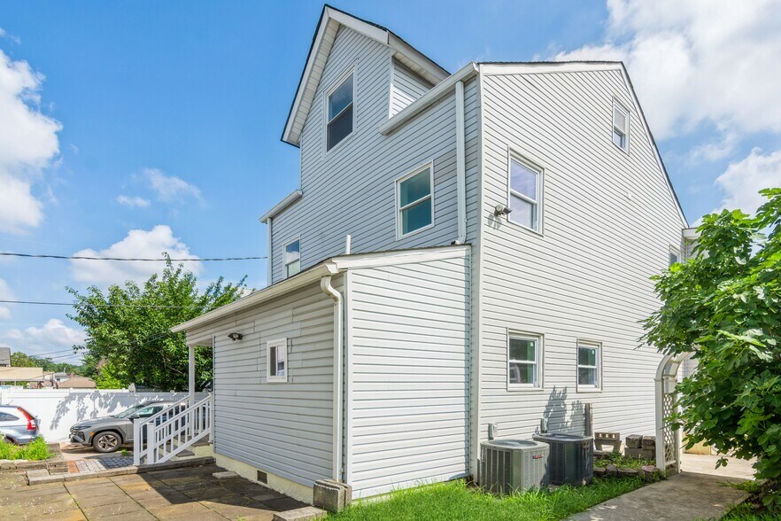 17 1/2 Thomas st, South River, NJ à vendre - Photo principale – Image 1 sur 26